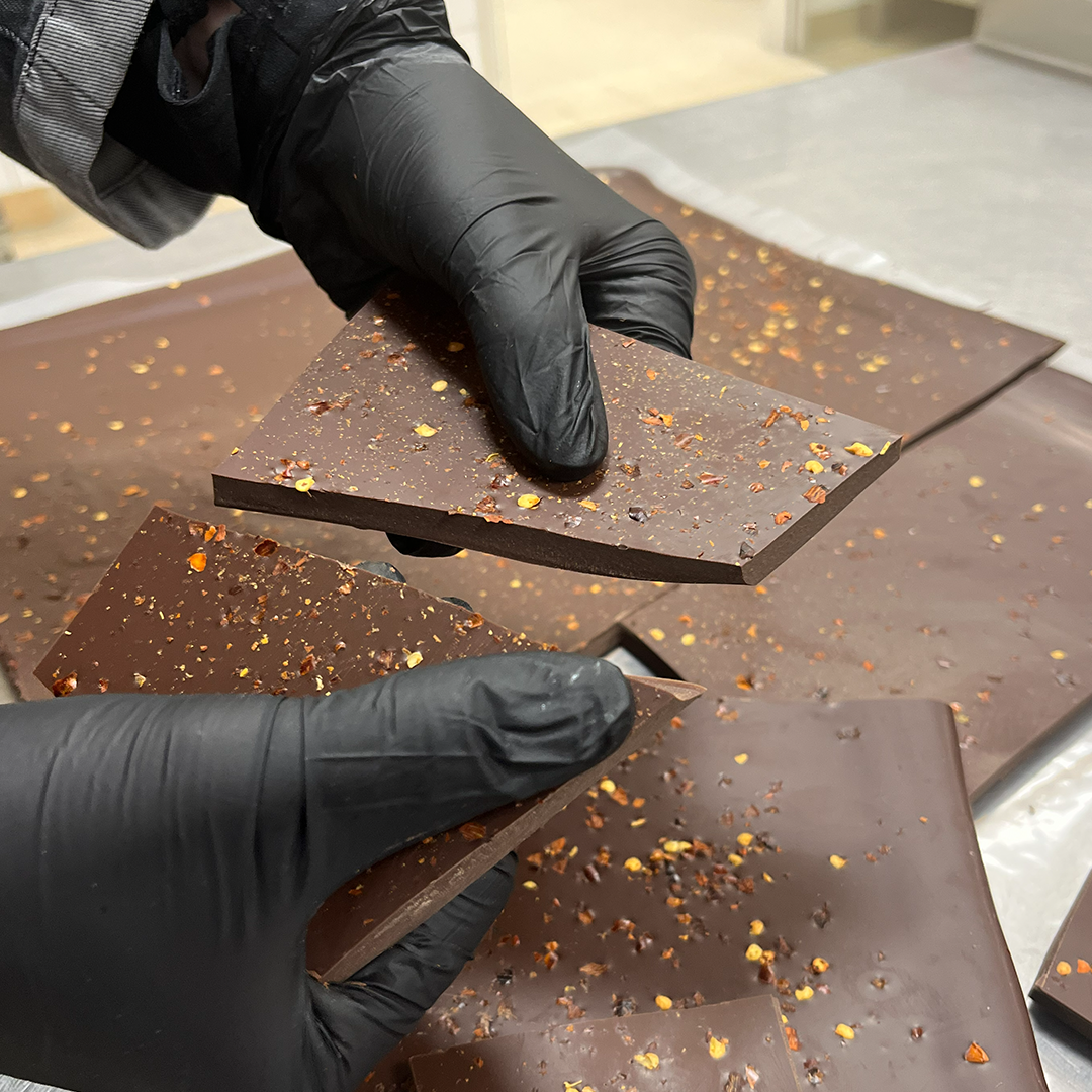 Zartbitterbruchschokolade mit Chilli