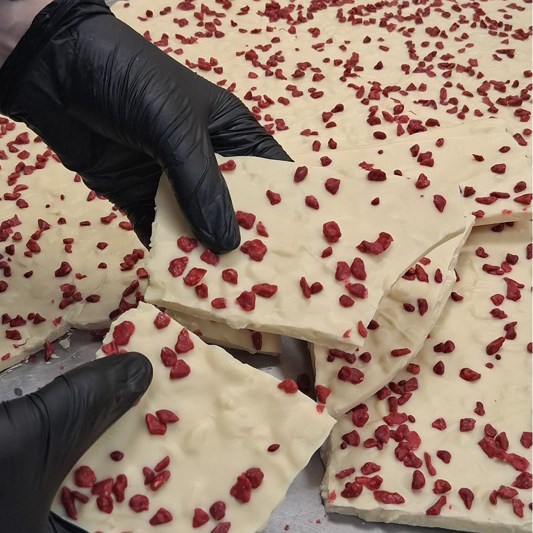 Weiße Bruchschokolade mit Himbeeren